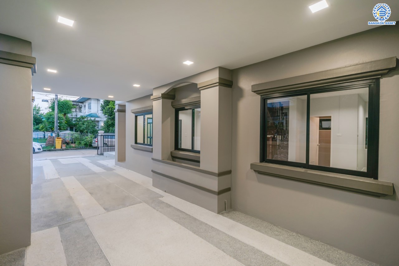 บ้านมือสองตกแต่งใหม่ แบรนด์ Property Perfect ม.มณีรินทร์ รัตนาธิเบศร์-ท่าอิฐ เนื้อที่ 54 ตร.ว. ฟังก์ชัน 3 ห้องนอน 2 ห้องน้ำ 2 ห้องอเนกประสงค์ พร้อมจอดรถได้ 2 คัน บนทำเลศักยภาพ ใกล้ทางด่วน "งามวงศ์วาน" และเพียง 10 นาที ถึงรถไฟฟ้า "สถานีบางรักน้อยท่าอิฐ"...